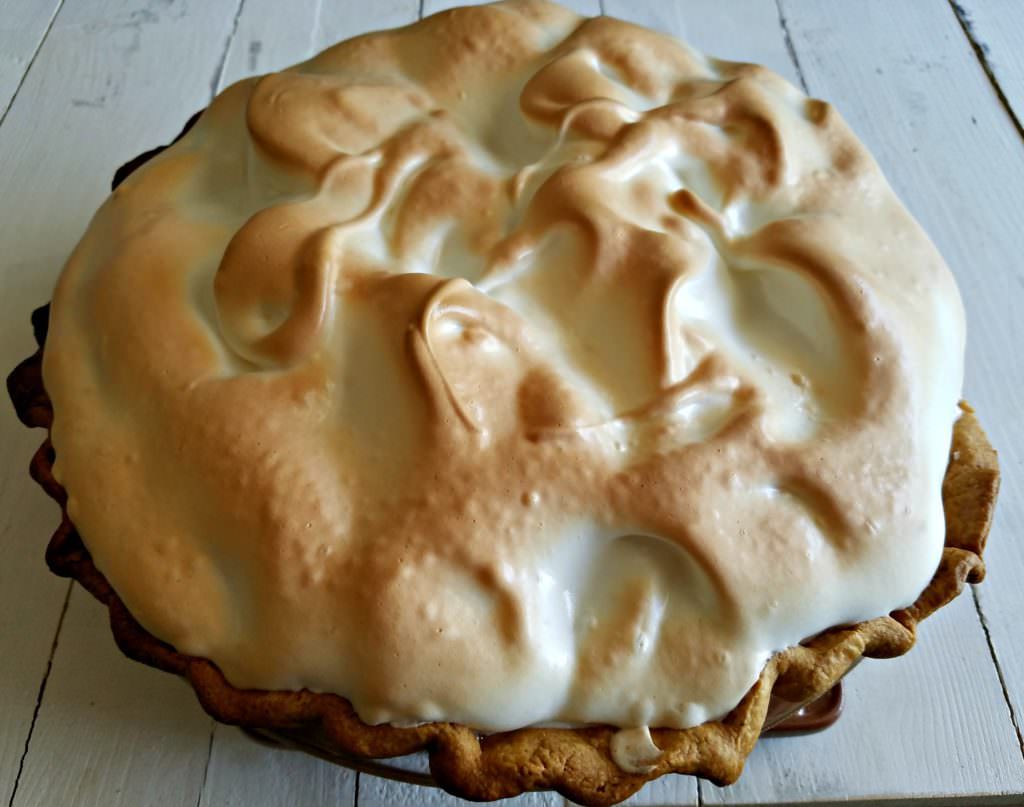 Amish Rhubarb Cream Pie, doesn't this look amazing?