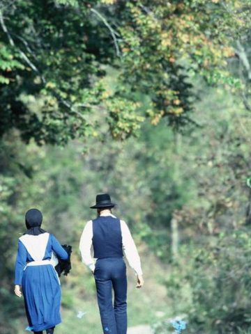 Amish couple walking in Munfordville, Kentucky